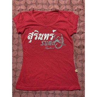 เสื้อยืด พิมพ์ลาย จังหวัดสุรินทร์ สีแดง ไซด์ S