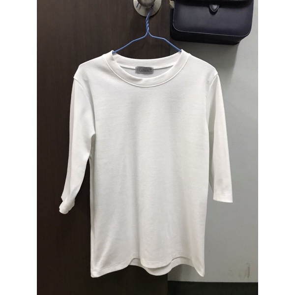 เสื้อของแบรนด์ wara closet สีขาว