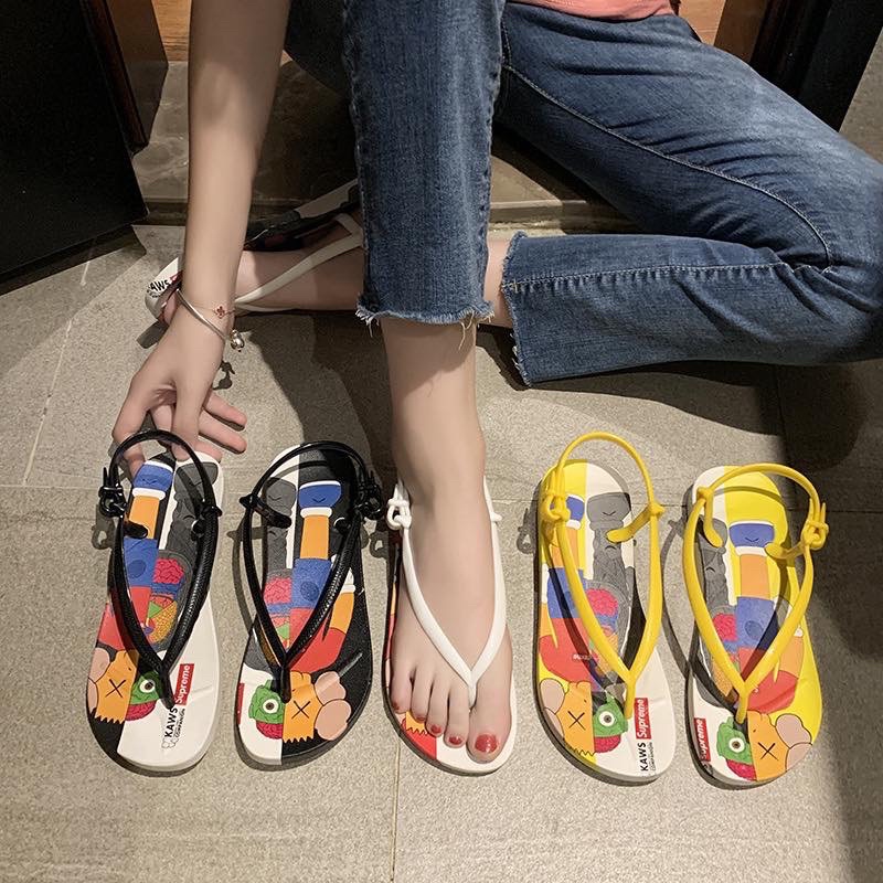 (พร้อมส่ง) รองเท้าแตะ สกรีนลาย supreme แตะหญิง รัดส้น พื้นนิ่ม แฟชั่นใหม่ กันน้ำ ตรงปก งานดี แตะยาง 