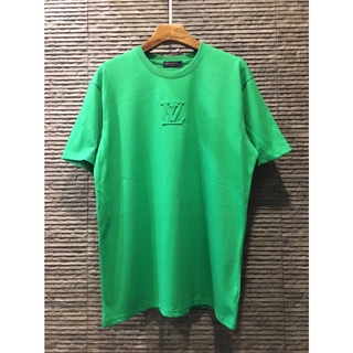 LOUIS VUITTON LV SIGNATURE MOTIF DEBOSSED GREEN COTTON เสื้อยืดคอกลมแขนสั้น แบรนด์หลุยส์วิตตอง ปั๊มตัวหนังสือแอลวี เขียว