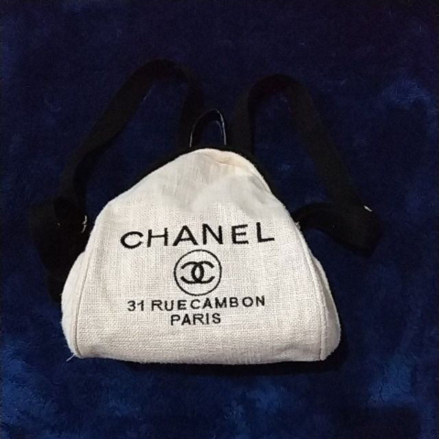 กระเป๋าเป้ ผ้าทอคล้ายกระสอบ ปัก Chanel มือสอง สีครีม มีตำหนิซิปหลังใช้งานไม่ได้
