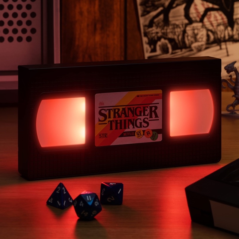 [ของสะสมลิขสิทธิ์แท้]Stranger Things(Netfilx Series Original)VHS Logo Light กล่องป้ายไฟรูปแบบม้วนวีดีโอ งานค่าย PALADONE