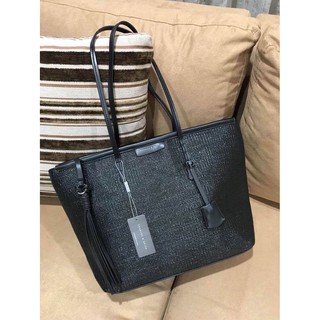 ⭕️แท้⭕️⭕️แท้⭕️ Charles &amp; Keith Black Textured Tote Bag กระเป๋าสะพายทรง Shopping ใบใหญ่จุใจโดดเด่นด้วย Textured สานรอบใบส