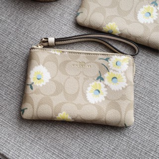 👑ฟรีค่าจัดส่งems👑 คล้องมือ ลายดอกเดซี่  CORNER ZIP WRISTLET IN SIGNATURE CANVAS WITH DAISY PRINT  COACH C3360