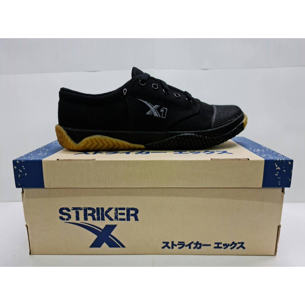 รองเท้านักเรียนTokio striker (เก็บเงินปลายทางได้)