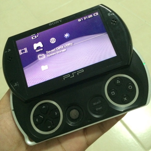 เกมส์พกพา PSP GO 1 เครื่องเล็ก พกพาสะดวก หน่วยความจำตัวเครื่อง 16GB ใช้งานปกติ.