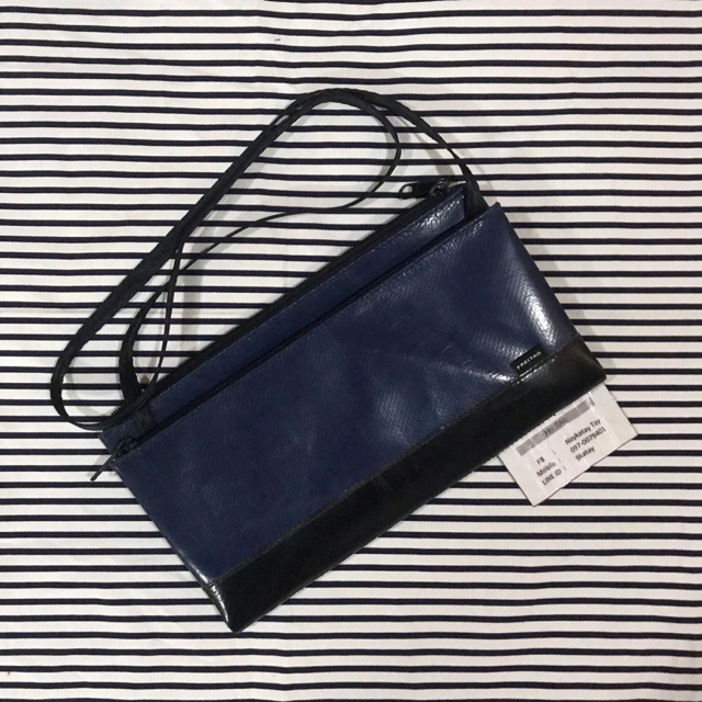 ขายกระเป๋า Freitag รุ่น F271 Masikura มือ 2 สภาพดี ผ้าน้ำเงินเข้ม ดำ ทูโทน ช่องหน้าสีน้ำเงินเข้ม ช่องด้านหลังสีดำ