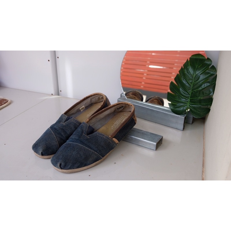 TOMS shoes ไซส์ 38.5 EU รองเท้ามือสอง ของเเท้ 100% ลายยีนเท่ vintage style UNISEX ใส่ได้ทั้งชายและหญ