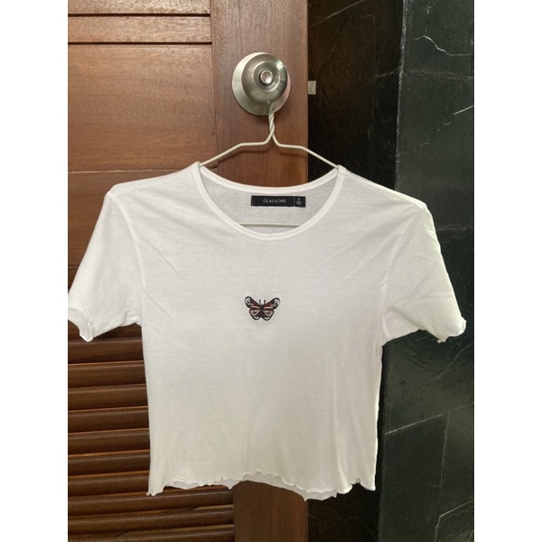 เสื้อยืดผู้หญิง สีขาวปักผีเสื้อ มือสอง แบรนด์ Glassons