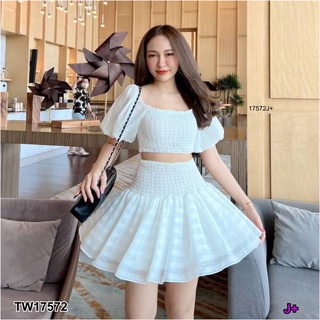 17572 Set 2 ชิ้น เสื้อครอปแขนตุ๊กตา + กระโปรงสั้นระบาย Set of 2 pieces: crop top, doll sleeves + ruffle short skirt