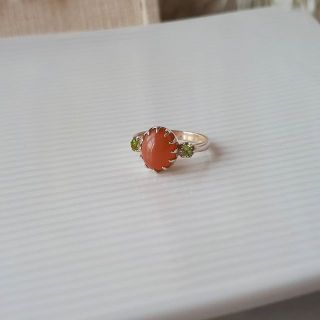 Peach Moonstone Ring​  แหวนมูนสโตน​สีส้ม​ ประดับเพอริดอท​ ตัวเรือน​เงิน​แท้​ 925