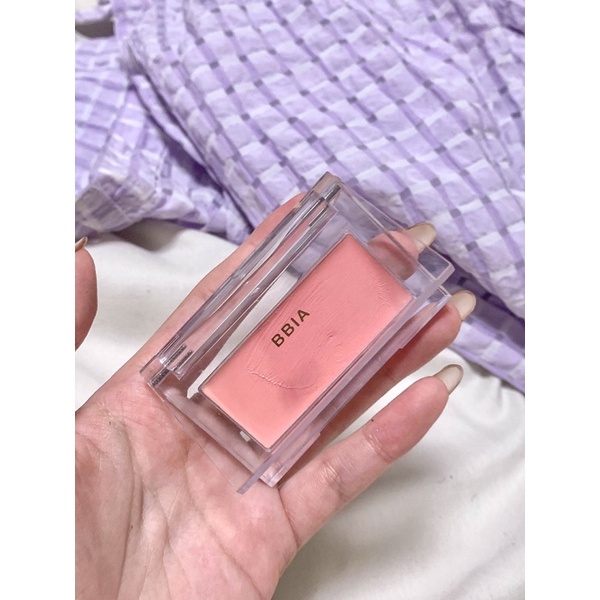 บรัชของสีขาวมพูนมของBBIA