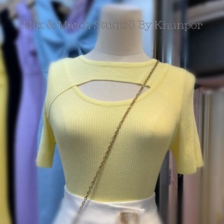 เสื้อ knit แขนสั้นผ้าอย่างดี รุ่นนี้ทอร่องเล็กสวยละมุน เย็บเว้าอกเซ็กซี่เกร๋ๆ สไตล์มินิมอล ผ้าไม่ต้องรีด พร้อมส่ง