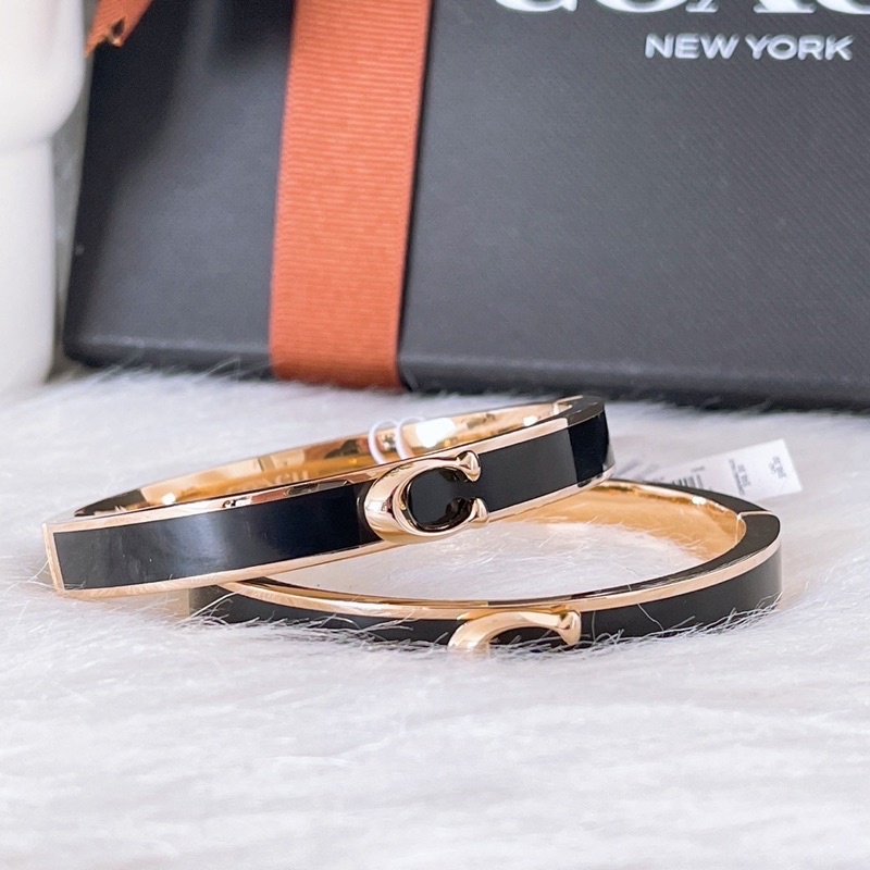 พร้อมส่งแท้💯%🇺🇸 Coach Signature Push Hinged Bangle • Style No. F67480