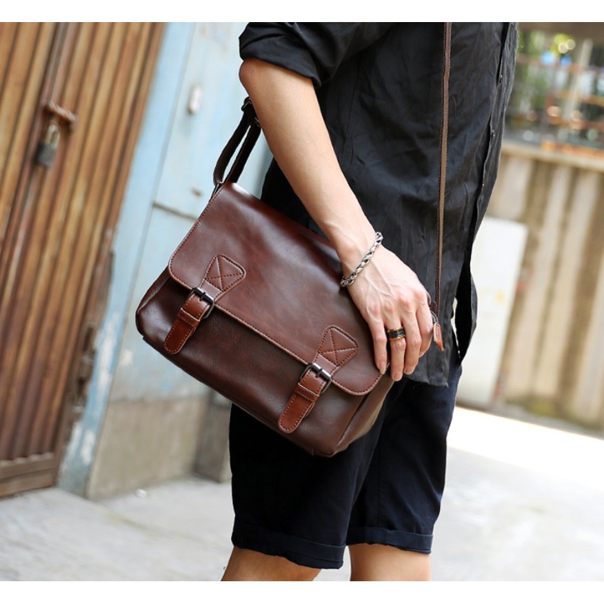 กระเป๋าหนังสะพายข้างผู้ชาย Messenger bag ใบขนาดกลาง  pu คุณภาพดี  กระเป๋า สะพาย B1