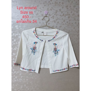 เสื้อคลุม สีขาว ปักลาย LYN AROUND SIZE XS