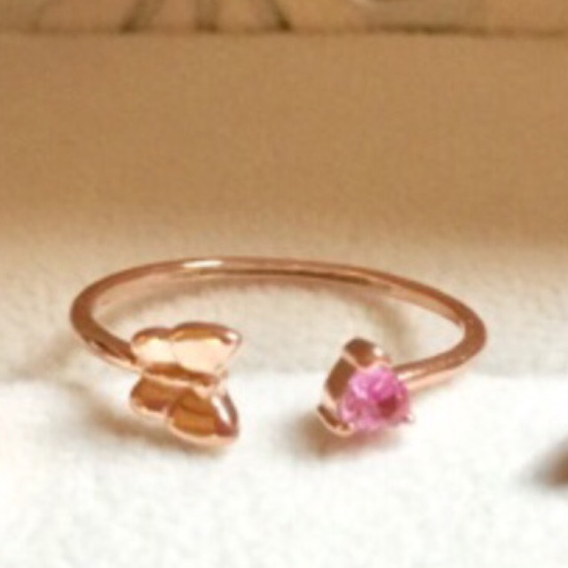 แหวนโรสโกลด์ ownory ได้มาเป็นของขวัญ ไม่เคยใส่ค่ะ (ราคาจากshop 890 บาท) พร้อมกล่องค่ะ