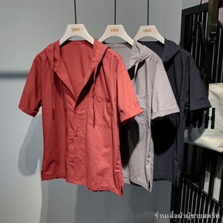 ซัมเมอร์เชิ้ตแขนสั้น ชาย ด้านบนมีฮู้ดบวกขนาด เสื้อเชิ้ตหลวม ๆ
