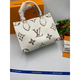 กระเป๋าสะพายข้าง Louis Vuitton