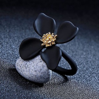 แหวนดอกไม้สีดำเกสรสีทอง