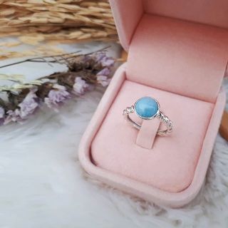 Skylar Larimar Ring​ แหวนลาลิมาร์​ หินพบรัก 8​ มม.สีฟ้าน้ำทะเล เกรดพรีเมียม ตัวเรือนเงินแท้​ 925