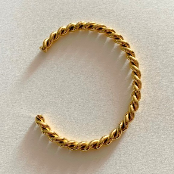 𝐴𝑆𝐻𝐼𝑅𝐴 | กำไลแฟชั่น สีทอง (18k gold plated) twisted 18k gold plated bangle