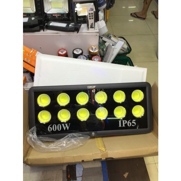 ไฟสปอตไลท์ LED 600Wรุ่นตาโต ชิปCOB 6500K แสงสีขาว แสงพุ่งๆ ใช้ไฟบ้าน 220V ทนแดดทนฝน Floodlight Spotlight
