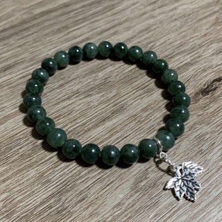 สร้อยข้อมือหยกพม่า (Jadeite Type A) 7.5 มม. เนื้อวุ้น สีเขียวใบไม้สด ประดับ charm เงินแท้ 925