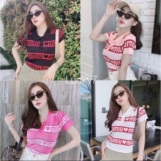 🌈 พร้อมส่ง🌈 เสื้อโปโลคอปกแต่งกระดุม 3 เม็ด เนื้อไหมพรมเนื้อนุ่ม แต่งลายคาดซิกเนเจอร์มิวมิว miumiu