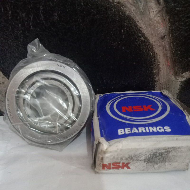 HR 32307 CN NSK แบริ่งลูกกลิ้งเรียวแถวเดียว