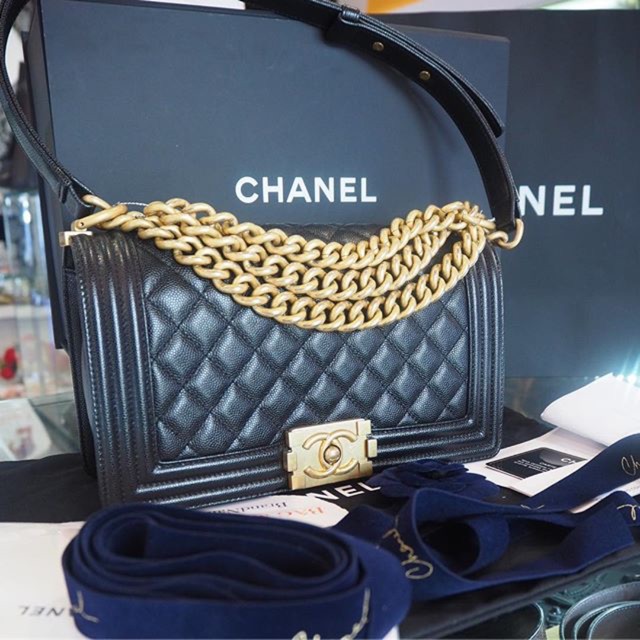 กระเป๋าชาแนล Chanel Boy 10” Black Caviar อะไหล่ทองรมดำ Holo25 สภาพใหม่มาก