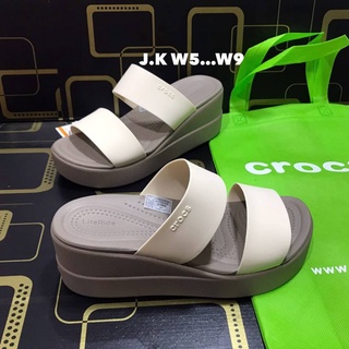 crocs รองเท้าลำลองแบบสวม