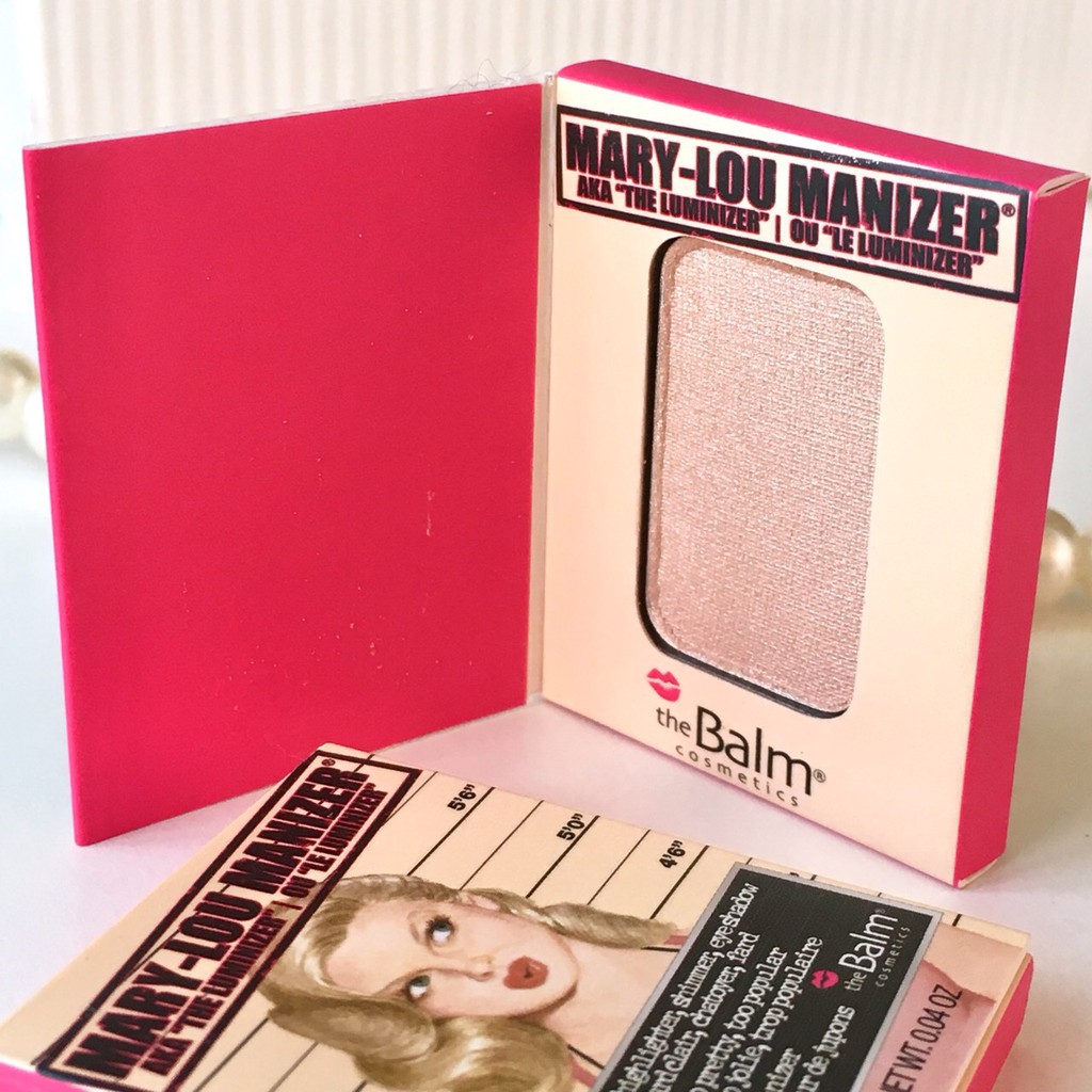 The Balm, The Balm Mary-Lou Manizer, The Balm Mary-Lou Manizer รีวิว, The Balm Mary-Lou Manizer ราคา, Mary-Lou Manizer Mini, The Balm Mary-Lou Manizer Mini, The Balm Mary-Lou Manizer Mini 0.8 g., The Balm Mary-Lou Manizer Mini 0.8 g. สุดยอดไฮไลท์สำหรับสร้างมิติให้ใบหน้า หรือเฉดดิ้งเพื่อปรับหน้าเรียว