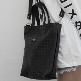 กระเป๋า PYRAMID BLACK_MEDIUM TOTE BAG