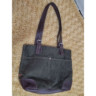 กระเป๋าสะพาย TOMMY HILFIGER ผ้ากำมะหยี่ดูคล้ายหนังกลับ ขนาด13*9.5" ของแท้100% มีร่องรอยตามการใช้งาน แถมจัดส่งฟรี