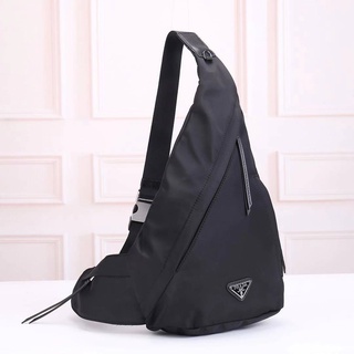 PRADA RE-NYLON SHOULDER BAG กระเป๋าสะพายไหล่ แบรนด์ปราด้า classic triangle logo ผ้าไนล่อนสีดำ สามเหลี่ยมโลโก้