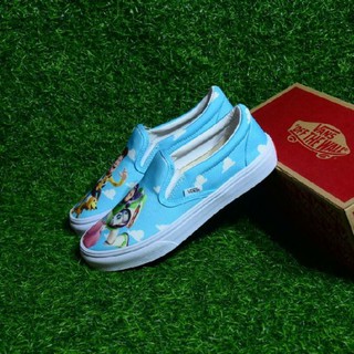 Vans Slip On X Toy Story รองเท้าผ้าใบลําลองสําหรับเด็กทารกสีฟ้าหลากสีสัน