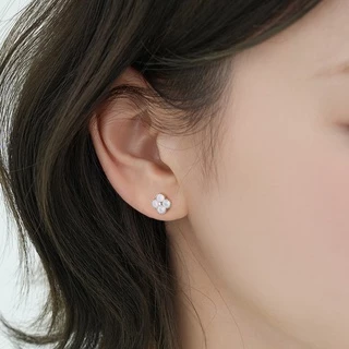 earika.earrings - opal clover piercing จิวหูเงินแท้จี้ดอกโคลเวอร์โอปอล (มีให้เลือก 3 สี) เหมาะสำหรับคนแพ้ง