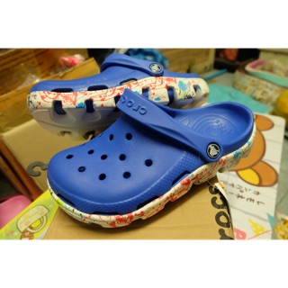 Crocs duet สีน้ำเงิน เพิ่มความสดใส ด้วยลวดลายที่พื้น