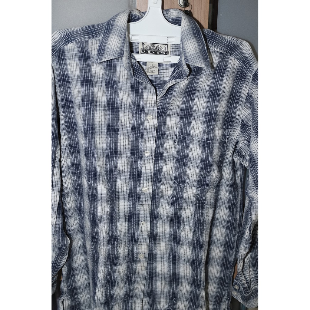 เสื้อเชิ้ตสีน้ำเงินลายสก็อต  Levi's size S 100% cotton
