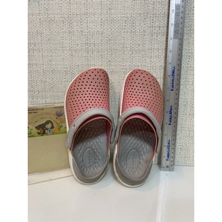 Crocs j2 (20,6ซม) ของแท้ค่ะ สีตามภาพนะคะ ใส่น้อยค่ะ เป็นปกติของรุ่นนี้ค่ะ