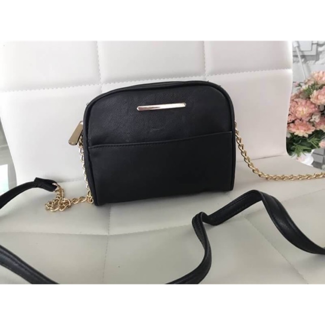 กระเป๋าหนังสะพายข้าง lefties