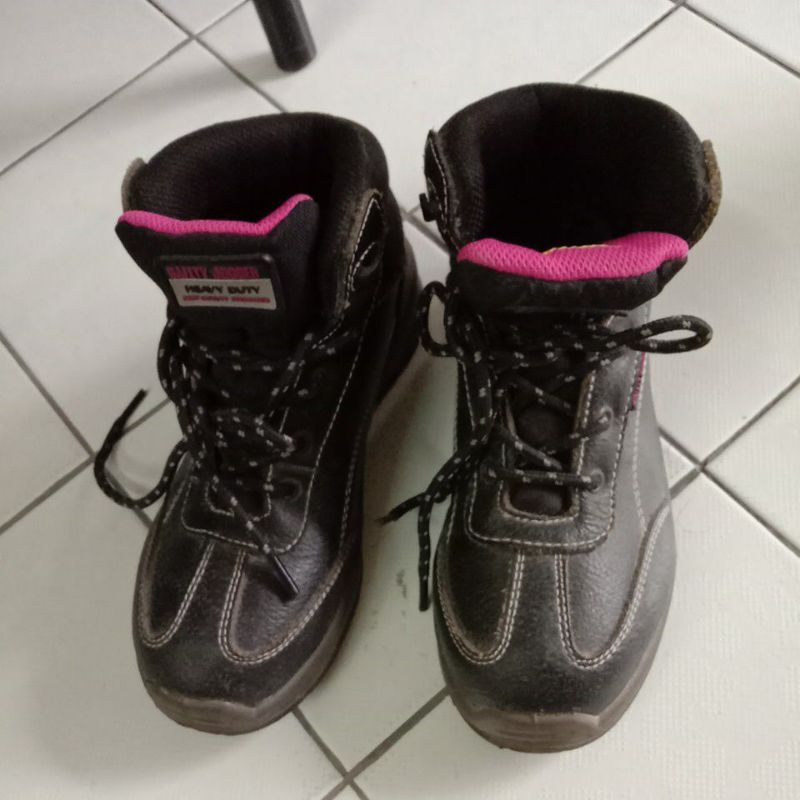 รองเท้าsafety สำหรับผู้หญิง