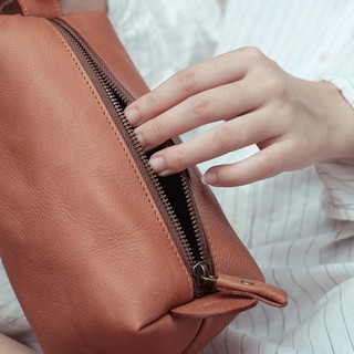 กระเป๋าเครื่องสำอางค์หนังแท้ Leather toiletry pouch