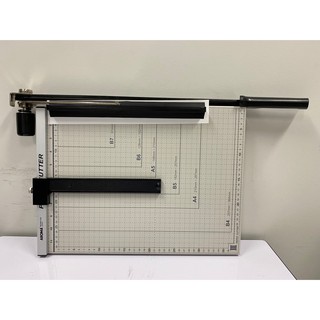แท่นตัดกระดาษขนาด 15×12 นิ้ว ฐานโลหะ AROMA M1512A ใช้ตัดกระดาษ B4
