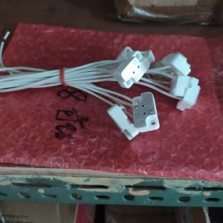 ขั้ว12v สีขาว ใช้กับหลอดแบบเข็ม แบบเหลี่ยม/กลม