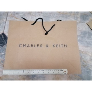 ถุงกระดาษ​ Charl&amp;keite​  สีน้ำตาล​ ใบกลาง