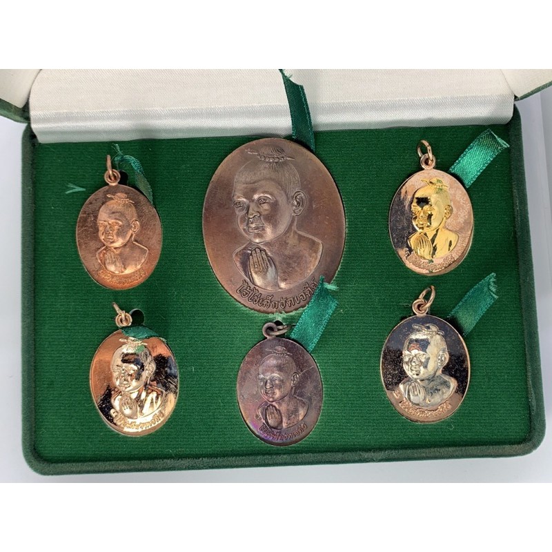 เหรียญไหว้ข้างรุ่นแรก ไอ้ไข่ เด็กวัดเจดีย์ รุ่นรับทรัพย์ ปี 56 ชุดพิเศษกล่องเขียว