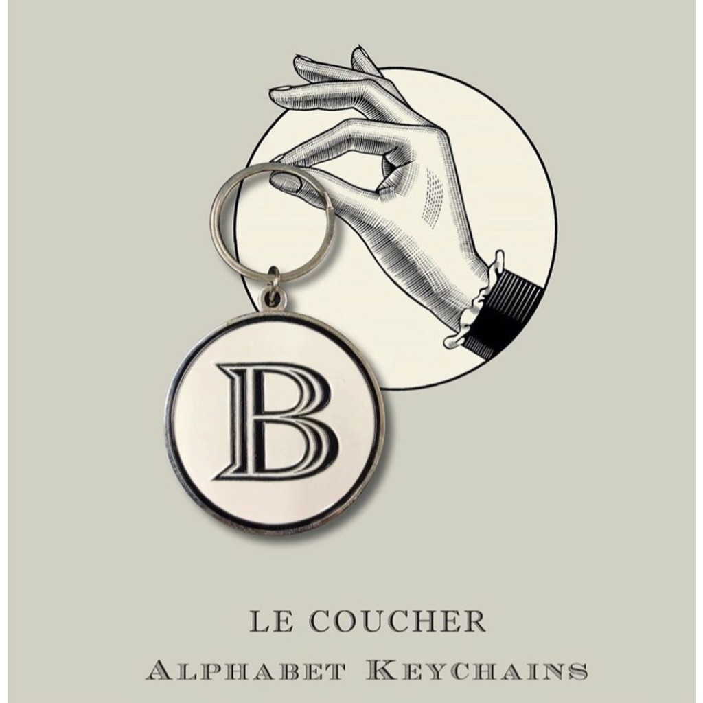 Le Coucher, Metal Alphabet Keyring 5cm พวงกุญแจ ของขวัญ พวงกุญแจตัวอักษร พวงกุญแจเหล็ก