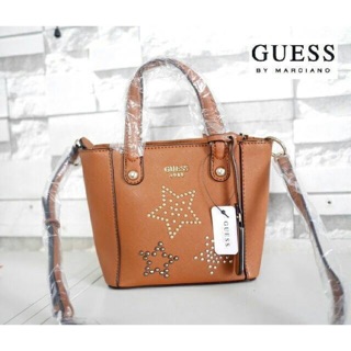 👜 กระเป๋าหนัง สีสวย ลายคลาสิค ทรง Tote ยี่ห้อ Guess สวยมากๆค่ะ 🍭